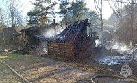 Два человека эвакуировались из горящего дачного дома в Вологодском округе