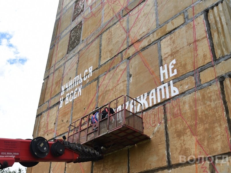 Работы по украшению фасадов зданий в рамках третьего фестиваля «Палисад» продолжаются в Вологде
