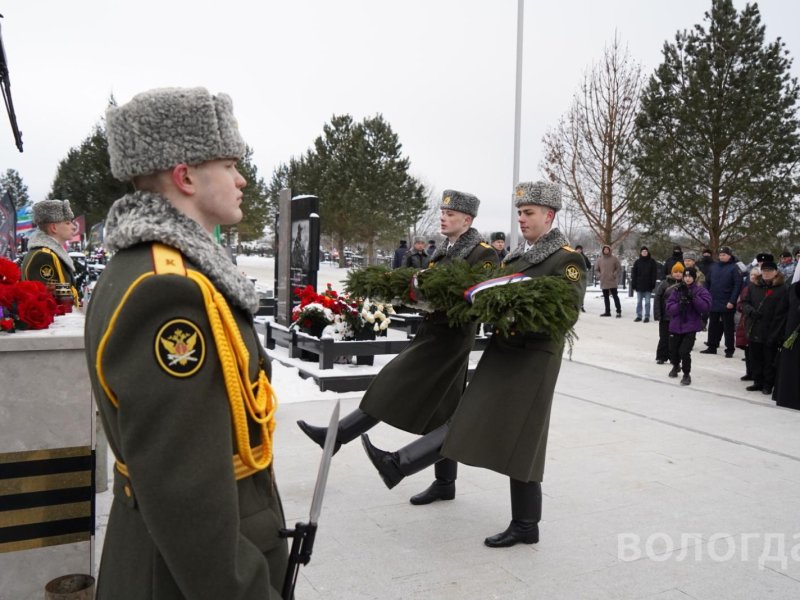 Цветы к мемориалу Героям СВО – защитникам России были возложены на Вологодчине